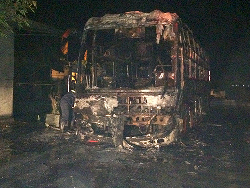 Hỏa hoạn thiêu rụi toàn bộ xe khách. Ảnh: Đ. H xe-khach-boc-chay-tai-cang-ca-lon-nhat-ha-tinh-1