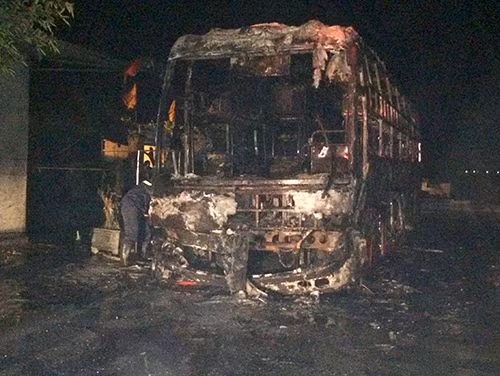 xe-khach-boc-chay-tai-cang-ca-lon-nhat-ha-tinh-1