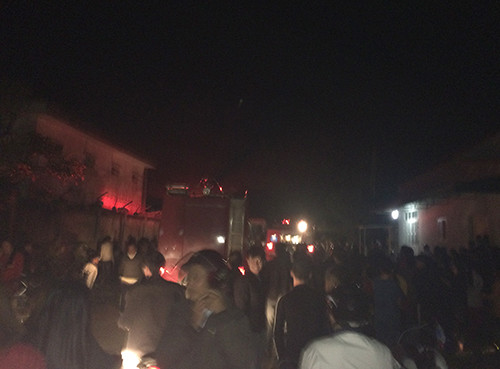 Rất đông người dân hiếu kỳ xem đám cháy tại cảng cá Cửa Sót. Ảnh: Đ. H xe-khach-boc-chay-tai-cang-ca-lon-nhat-ha-tinh-2