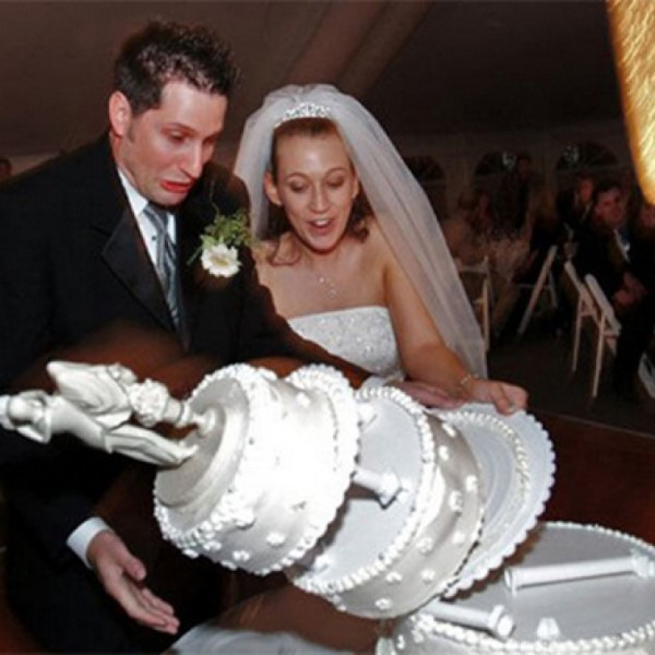 Cười té ghế với những “tai nạn” khó đỡ trong ngày cưới ảnh 13