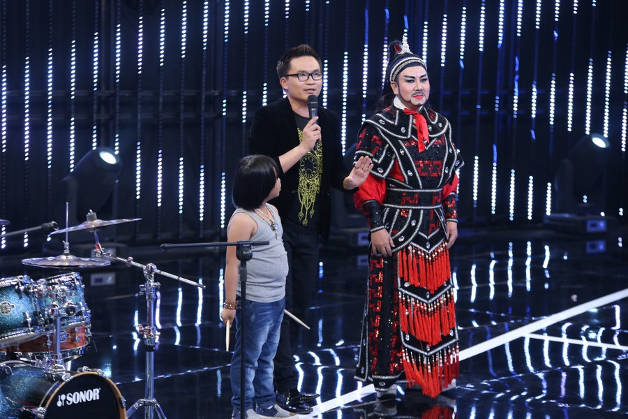 Việt Hương, Trấn Thành tặng tiền cho người chơi Song đấu ảnh 7