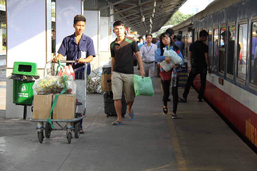 Hành khách lên tàu ở ga Sài Gòn. Ảnh: Phước Tuần.