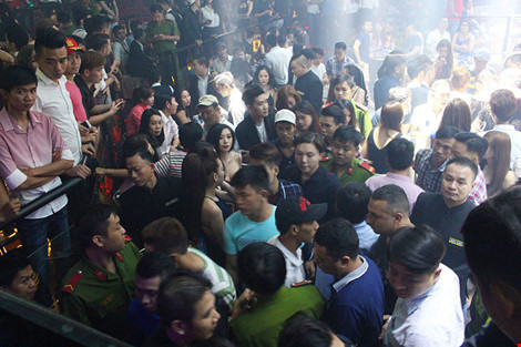 Khách nhốn nháo đòi ra khỏi vũ trường khi bị công an kiểm tra. Khách nhốn nháo đòi ra khỏi vũ trường khi bị công an kiểm tra.