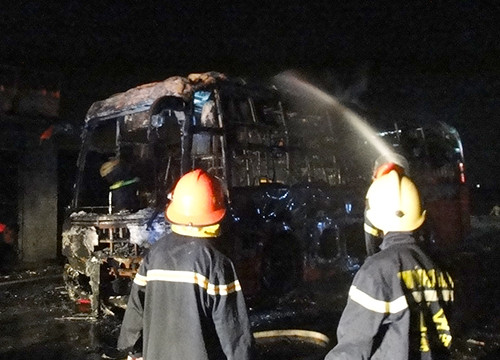 Lực lượng chức năng phun vòi rồng khống chế đám cháy. Ảnh: Đ. H xe-khach-boc-chay-tai-cang-ca-lon-nhat-ha-tinh