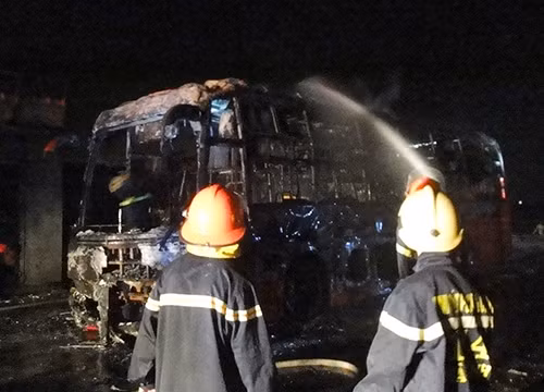 xe-khach-boc-chay-tai-cang-ca-lon-nhat-ha-tinh