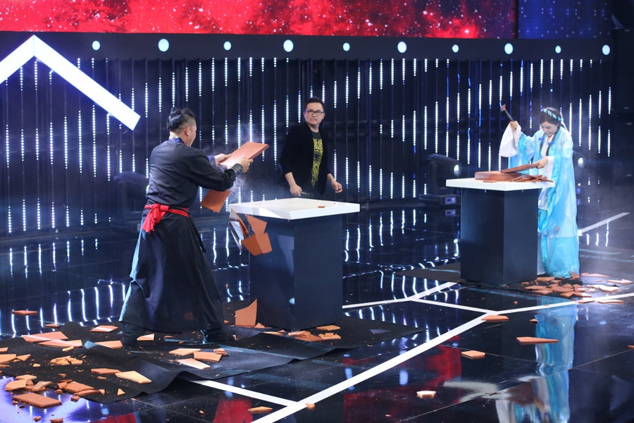 Việt Hương, Trấn Thành tặng tiền cho người chơi Song đấu ảnh 3