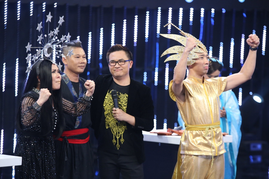 Việt Hương, Trấn Thành tặng tiền cho người chơi Song đấu ảnh 5