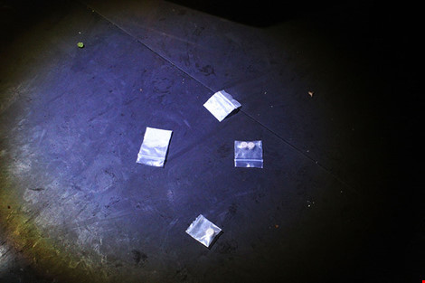 4 túi nylon được cho chứa chất ma túy. 4 túi nylon được cho chứa chất ma túy.