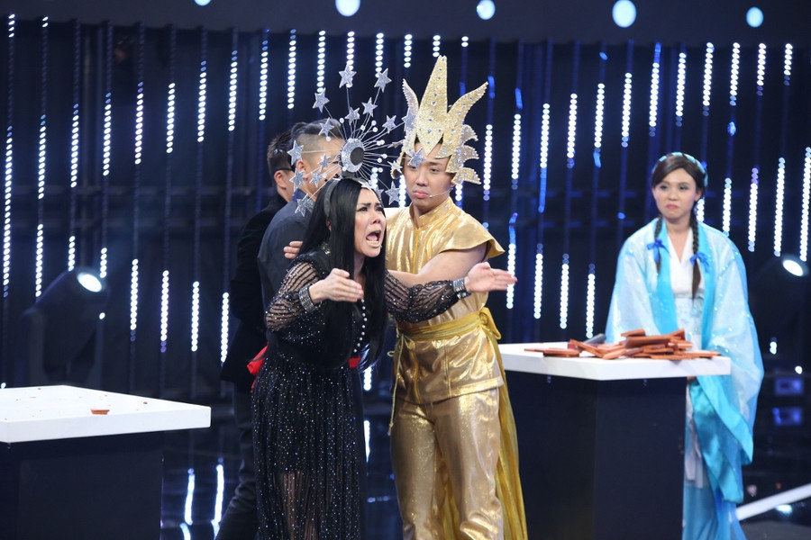 Việt Hương, Trấn Thành tặng tiền cho người chơi Song đấu ảnh 4