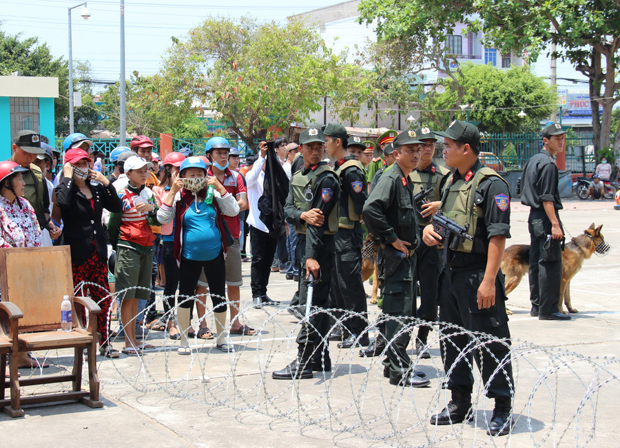 Nhiều cảnh sát cơ động phối hợp với PC81 Công an Kiên Giang để bảo vệ phiên tòa. Chó nghiệp vụ cũng được đưa đến nơi xét xử. Ảnh: Việt Tường.