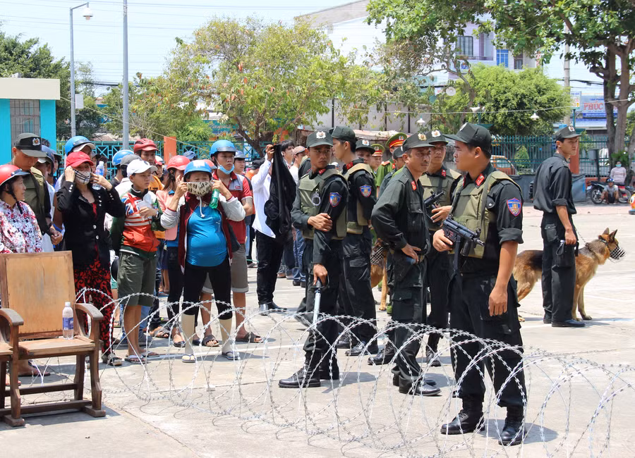 Nhiều cảnh sát cơ động phối hợp với PC81 Công an Kiên Giang để bảo vệ phiên tòa. Chó nghiệp vụ cũng được đưa đến nơi xét xử. Ảnh: Việt Tường.