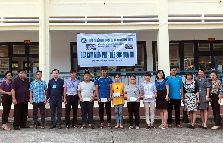 Đoàn cán bộ làm nhiệm vụ thi của Trường ĐH Khoa học trao học bổng cho các em sinh viên có hoàn cảnh khó khăn và tổ chức bữa cơm miễn phí tại huyện chợ Đồn. Ảnh: Việt Hà