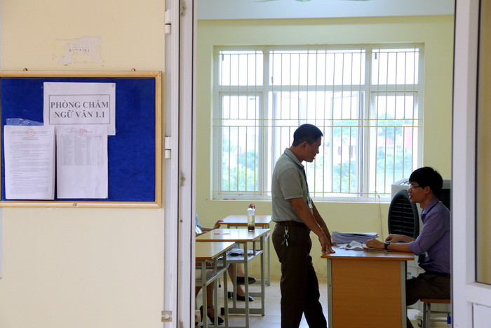 Cán bộ chấm thi đang bàn giao bài thi đã chấm tại phòng chấm thi. Ảnh: Việt Hà Cán bộ chấm thi đang bàn giao bài thi đã chấm tại phòng chấm thi. Ảnh: Việt Hà
