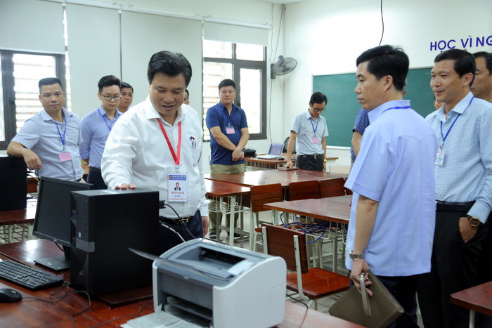 Thứ trưởng Nguyễn Hữu Độ kiểm tra cấu hình các máy chấm, máy quyét bài thi trắc nghiệm. Ảnh: Việt Hà Thứ trưởng Nguyễn Hữu Độ kiểm tra cấu hình các máy chấm, máy quyét bài thi trắc nghiệm. Ảnh: Việt Hà
