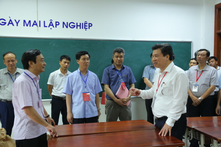 Thứ trưởng Nguyễn Hữu Độ đang lưu ý Ban chấm thi trắc nghiệm. Ảnh: Việt Hà Thứ trưởng Nguyễn Hữu Độ đang lưu ý Ban chấm thi trắc nghiệm. Ảnh: Việt Hà