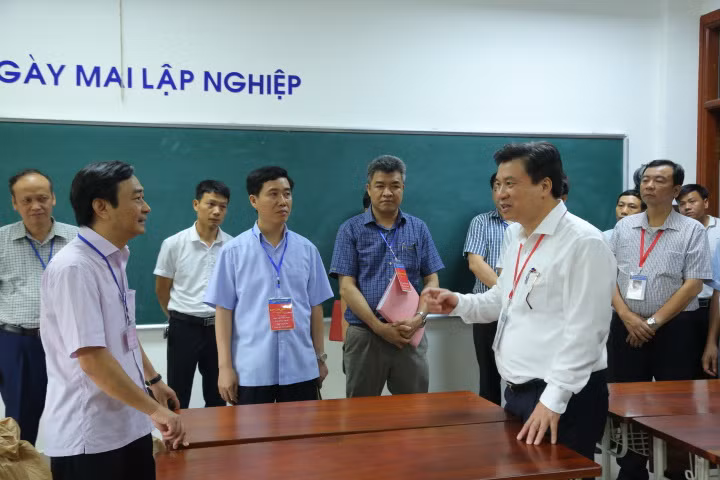Thứ trưởng Nguyễn Hữu Độ đang lưu ý Ban chấm thi trắc nghiệm. Ảnh: Việt Hà