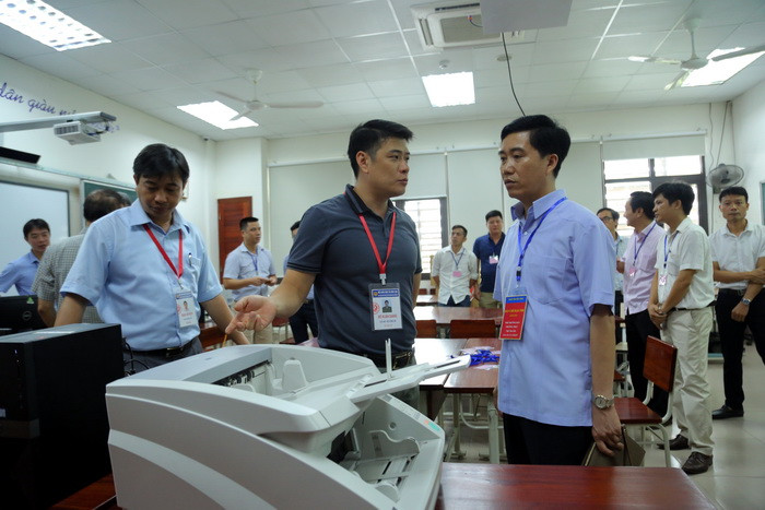Cán bộ an ninh A03 nhắc nhở lãnh đạo Hội đồng thi lưu ý những khâu bảo mật trong chấm thi trắc nghiệm. Ảnh Việt Hà Cán bộ an ninh A03 nhắc nhở lãnh đạo Hội đồng thi lưu ý những khâu bảo mật trong chấm thi trắc nghiệm. Ảnh Việt Hà
