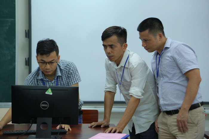 Các cán bộ chấm thi trắc nghiệm thao tác trên máy chấm Các cán bộ chấm thi trắc nghiệm thao tác trên máy chấm
