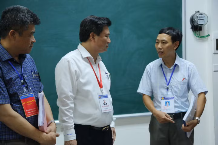 Thứ trưởng Nguyễn Hữu Độ nhắc nhở cán bộ thanh tra ủy quyền của Bộ. Ảnh: Việt Hà