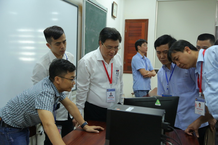 Thứ trưởng Nguyễn Hữu Độ kiểm tra cấu hình các máy chấm thi trắc nghiệm Ảnh: Việt Hà Thứ trưởng Nguyễn Hữu Độ kiểm tra cấu hình các máy chấm thi trắc nghiệm Ảnh: Việt Hà