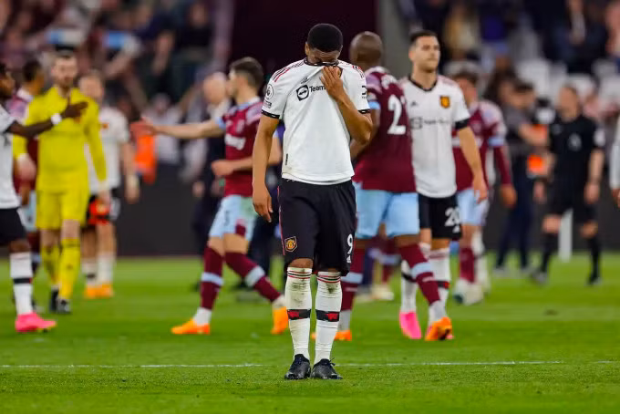 Cầu thủ Man Utd thất vọng để thua West Ham và có nguy cơ văng khỏi top 4 Ngoại hạng Anh.