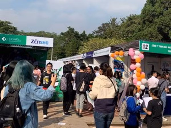 Sinh viên tham gia Ngày hội việc làm FJLC2019