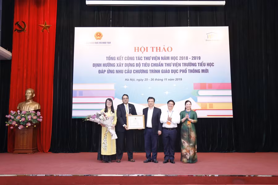 Bộ GD&ĐT trao bằng khen cho tổ chức Room to Read