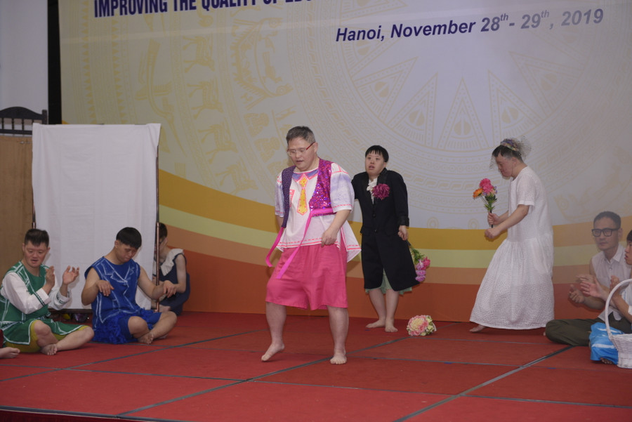 Trẻ rối loạn phát triển tham gia biểu diễn văn nghệ.