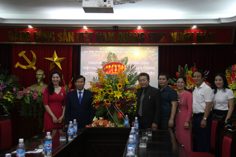 Lãnh đạo Bộ VHTT&DL chúc mừng ngày thành lập trường.
