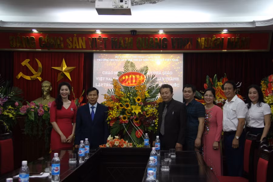 Lãnh đạo Bộ VHTT&DL chúc mừng ngày thành lập trường.