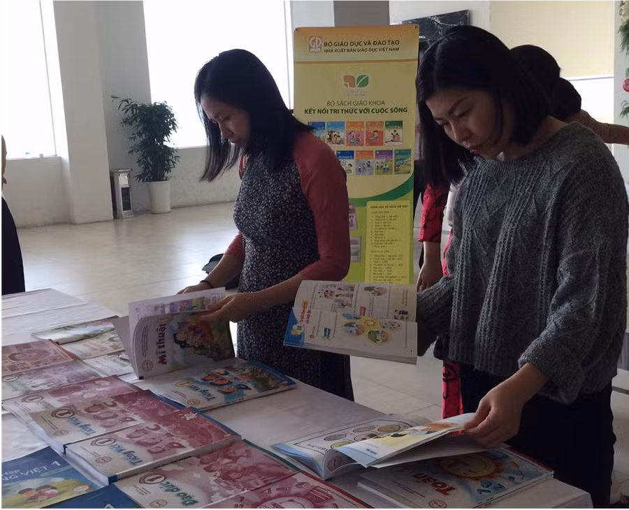 Các đại biểu dành nhiều sự quan tâm tới các bản mẫu SGK của NXBGDVN