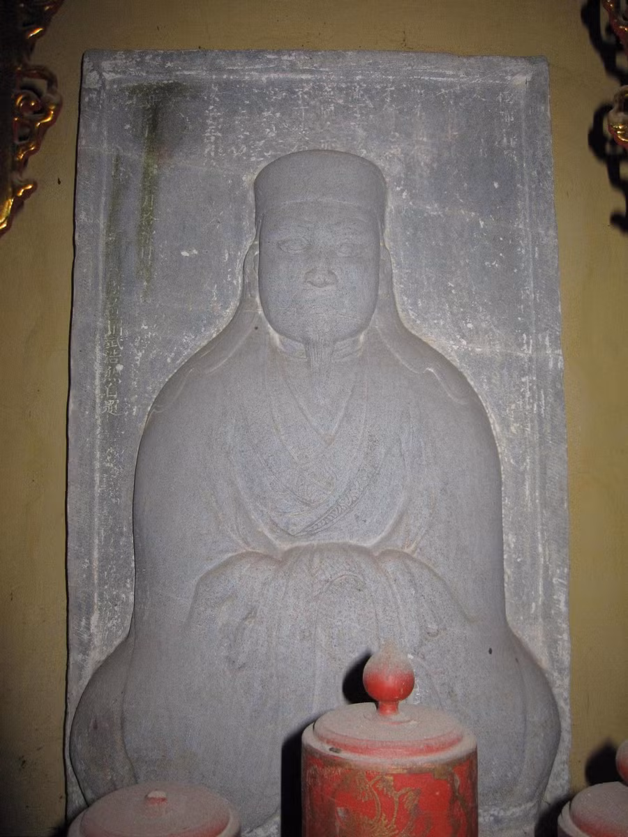 Tượng thờ tiến sĩ Vũ Miên.