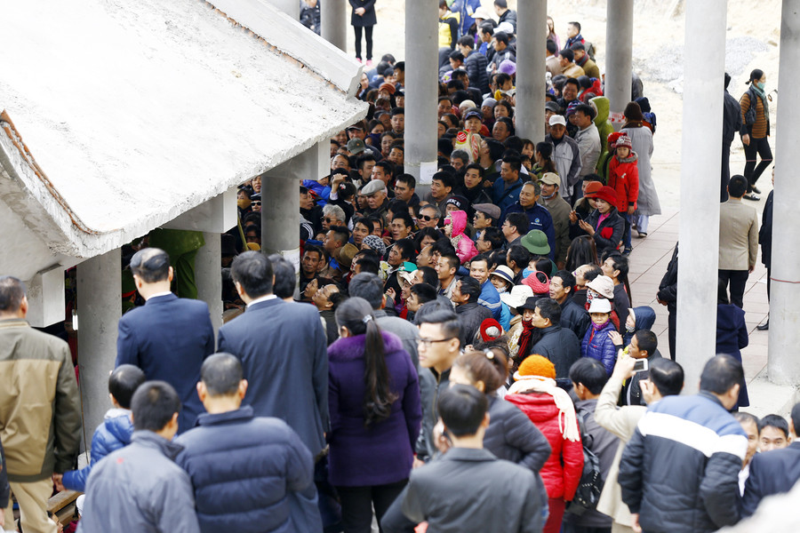 Mái nhà ga cáp treo mới chỉ hoàn thiện xong phần thô.