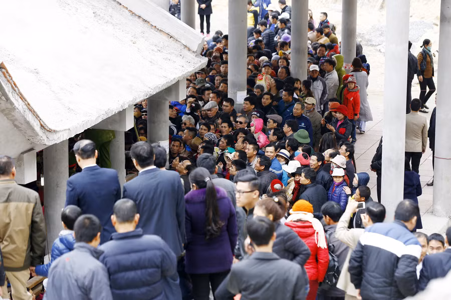 Mái nhà ga cáp treo mới chỉ hoàn thiện xong phần thô.