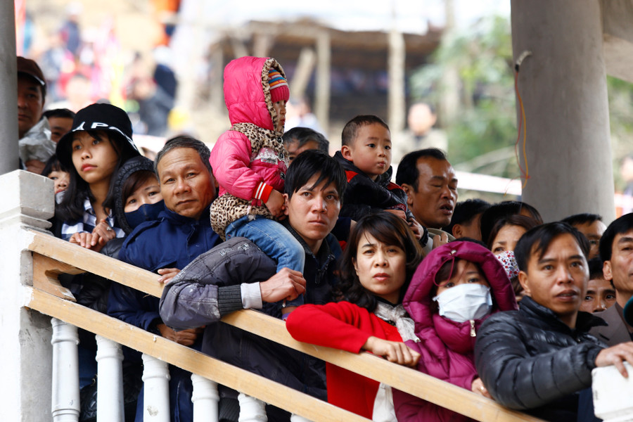 Do số lượng du khách đổ về quá đông, nhiều người ở phía sau phải chờ đợi hàng giờ mới có thể lên được ca bin.