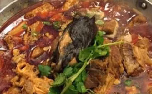 Xác chuột chết trong món ăn tại đám cưới. Ảnh: SCMP
