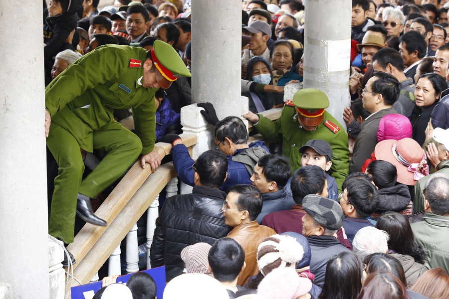 Nhà ga cáp treo không có hàng rào hay dây dẫn zích zắc nên mọi người ùa vào. Cảnh sát phải nhảy qua nhảy lại để ổn định trật tự.