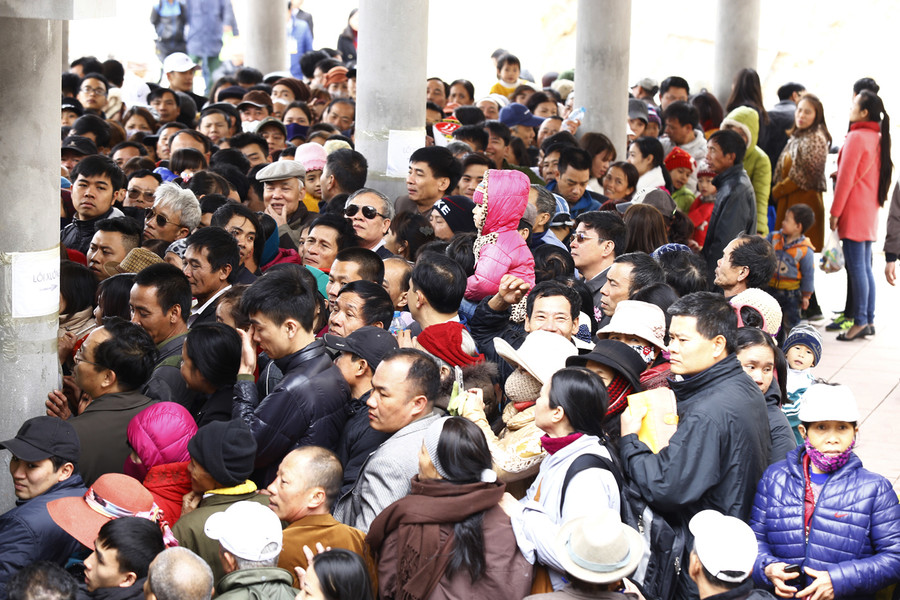 Trong ngày đầu khai trương miễn phí đi cáp treo, cảnh chen lấn xô đẩy xảy ra khi nhiều du khách ai cũng muốn lên cabin trước.