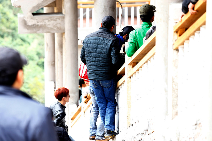 Một số du khách không muốn chờ đợi đã trèo tường vượt lên.