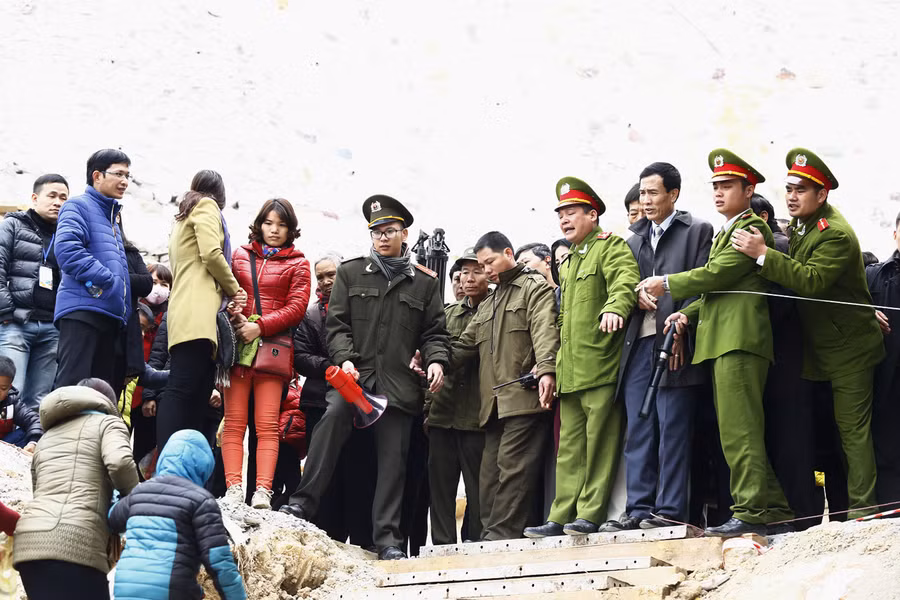 Lực lượng an ninh sau đó đã phải dùng dây căng và đứng thành hàng rào để phân làn những người cố tình đi ngược chiều xông vào nhà ga .