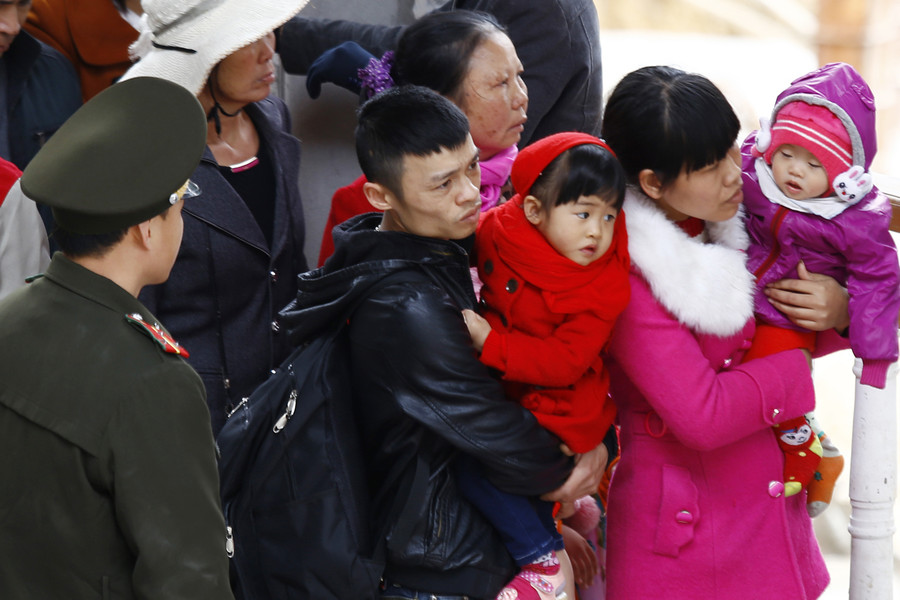 Những người có con nhỏ đành chôn chân chờ đợi các thanh niên khỏe mạnh tuy đến sau nhưng vượt lên trước.