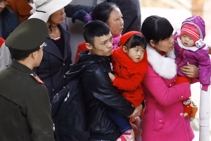 Những người có con nhỏ đành chôn chân chờ đợi các thanh niên khỏe mạnh tuy đến sau nhưng vượt lên trước.