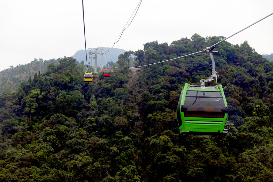 Nhiều du khách còn chưa khỏi bàng hoàng sau nhiều giờ chen lấn xô đẩy đã bị hoảng sợ vì mất điện. Anh Tuấn Anh từ Hà Nội lên đây cho biết, trong suốt chặng đi cáp treo, có tới 4 lần bị mất điện, mỗi lần lơ lửng tại chỗ khoảng 3 phút. Hầu hết cabin đều bị đung đưa, lắc lư khiến du khách sợ hãi.