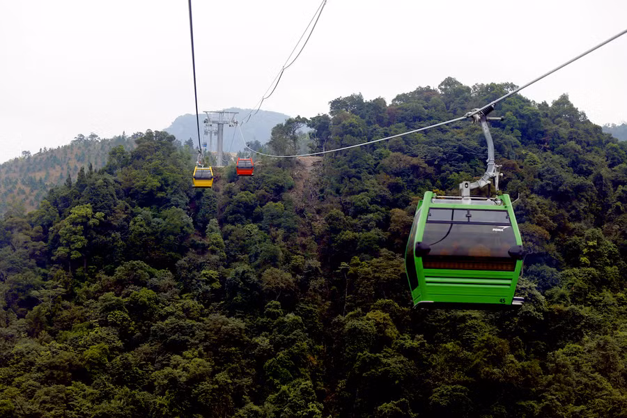 Nhiều du khách còn chưa khỏi bàng hoàng sau nhiều giờ chen lấn xô đẩy đã bị hoảng sợ vì mất điện. Anh Tuấn Anh từ Hà Nội lên đây cho biết, trong suốt chặng đi cáp treo, có tới 4 lần bị mất điện, mỗi lần lơ lửng tại chỗ khoảng 3 phút. Hầu hết cabin đều bị đung đưa, lắc lư khiến du khách sợ hãi.