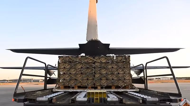 Lô đạn dược được chất lên chiếc C130-J Super Hercules từ Đội không vận số 86 tại căn cứ không quân Ramstein của Mỹ ở Đức để chuyển cho Ukraine