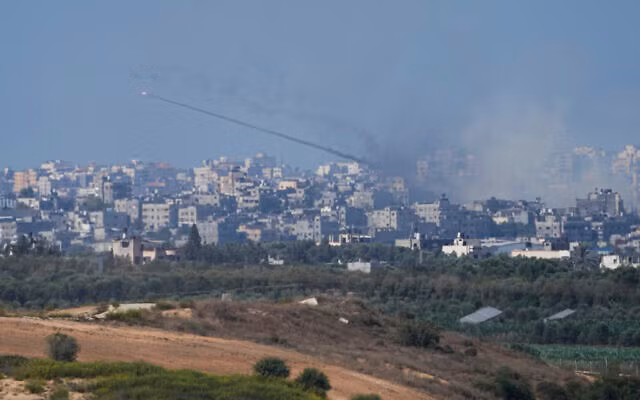 Tên lửa được bắn về phía Israel từ Dải Gaza, ngày 15/10/2023