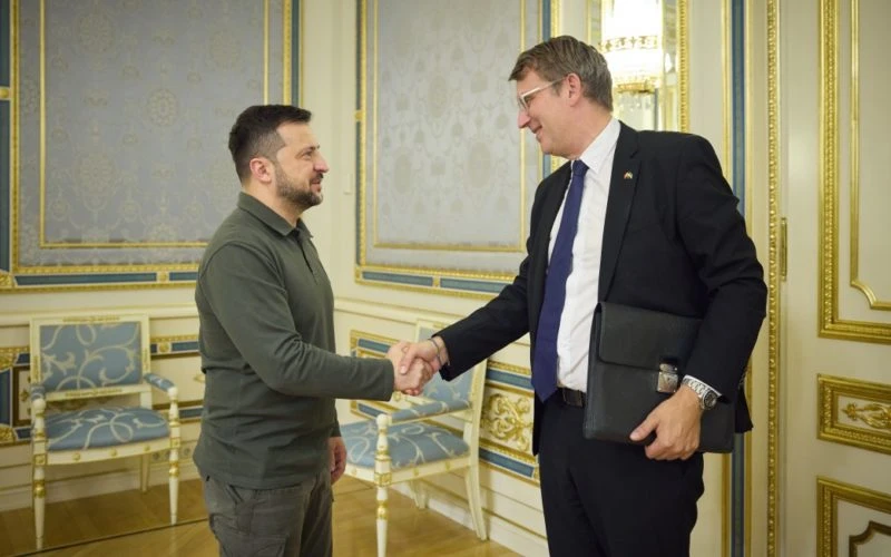 Tổng thống Ukraine Volodymyr Zelenskyy (trái) và Bộ trưởng Quốc phòng Đan Mạch Troels Lund Poulsen