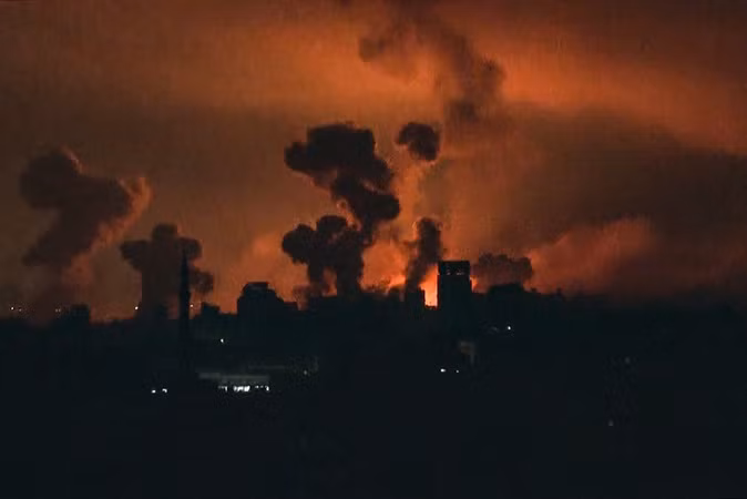Lửa và khói đen bốc lên trên thành phố Gaza trong cuộc tấn công của Israel vào cuối ngày 27/10/2023
