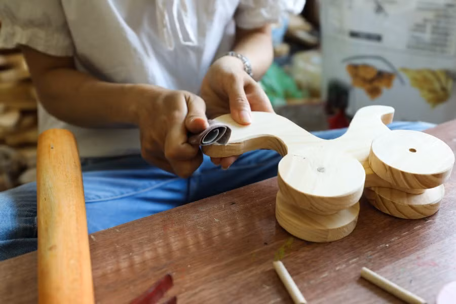 Cô nàng kiến trúc sư biến gỗ tạp thành đồ chơi mầm non thông minh ảnh 2