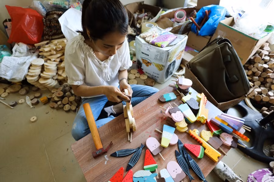 Cô nàng kiến trúc sư biến gỗ tạp thành đồ chơi mầm non thông minh